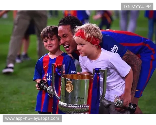 俱乐部启动家庭日活动，球星与球迷亲密互动