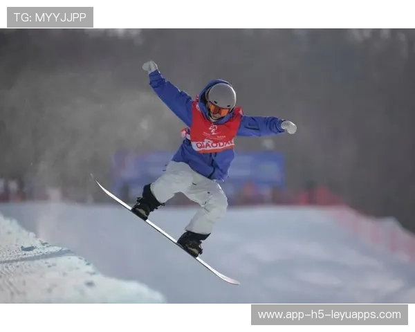 单板滑雪选手专注高难度技巧，备战节奏紧凑